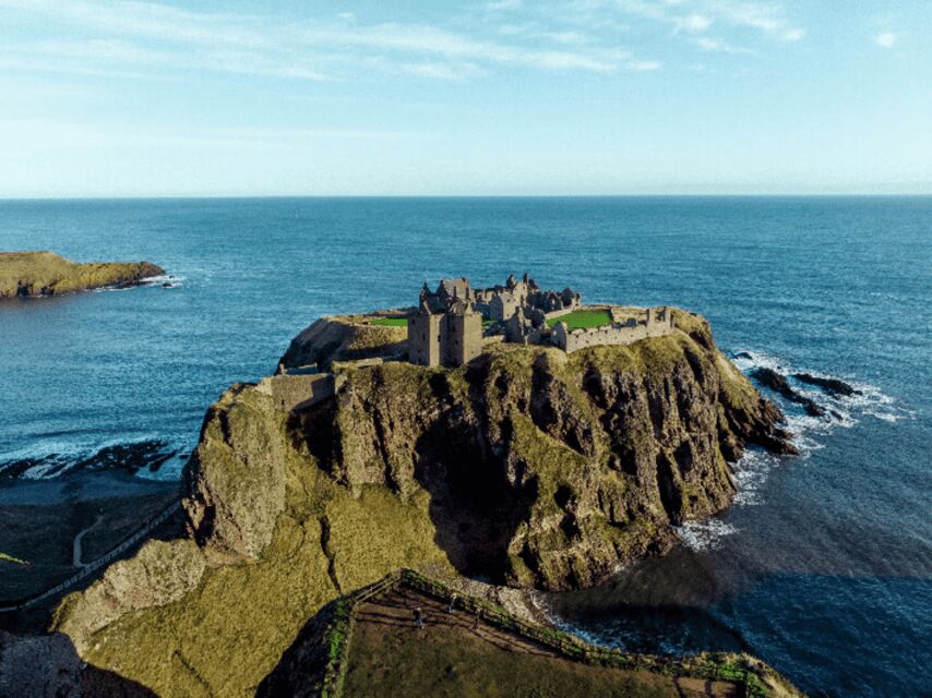 Edinburgh: St Andrews, Dunnottar Castle & Falkland Tour - Falkland coffee break: a small village with an Outlander connection