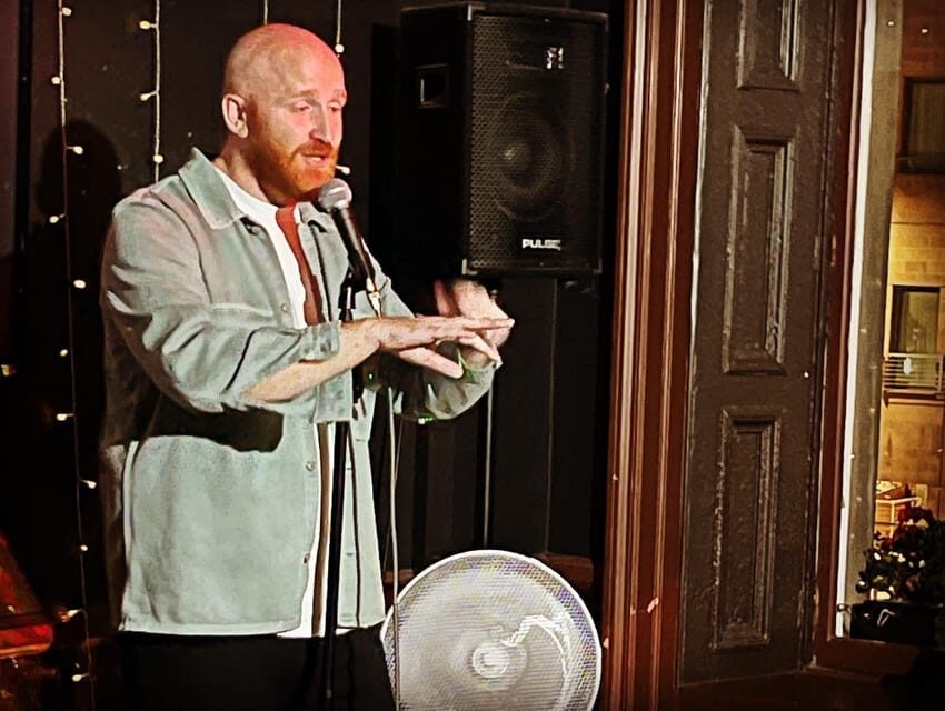 Edinburgh: Stand Up Comedy Show - What happens before laughs: bar drinks, no food included