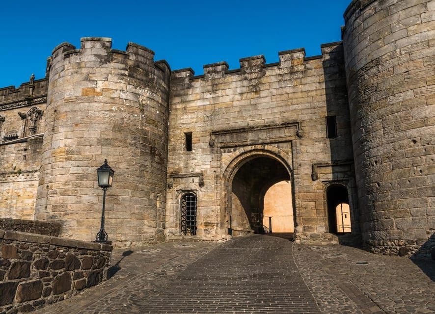 Edinburgh: Stirling Castle, Kelpies, Whisky & Highlands Tour - Stirling Castle: where Scotland turns dramatic