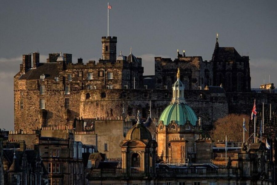 Edinburgh: The Mary Queen of Scots Guided Walking Tour - Holyrood to Edinburgh Castle: how this route actually feels