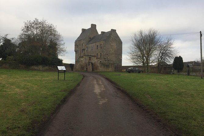 Edinburgh: The Outlander, Palaces & Jacobites Tour - Getting Out of Edinburgh: Firth of Forth scenery with a guided storyline