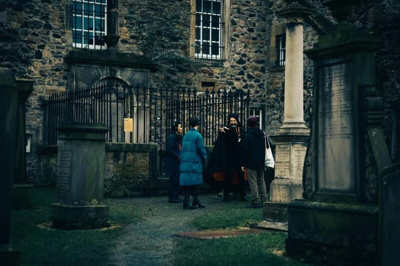 Edinburgh: Underground Vaults and Graveyard Evening Tour - Setting out from Mercat Cross: where the story starts