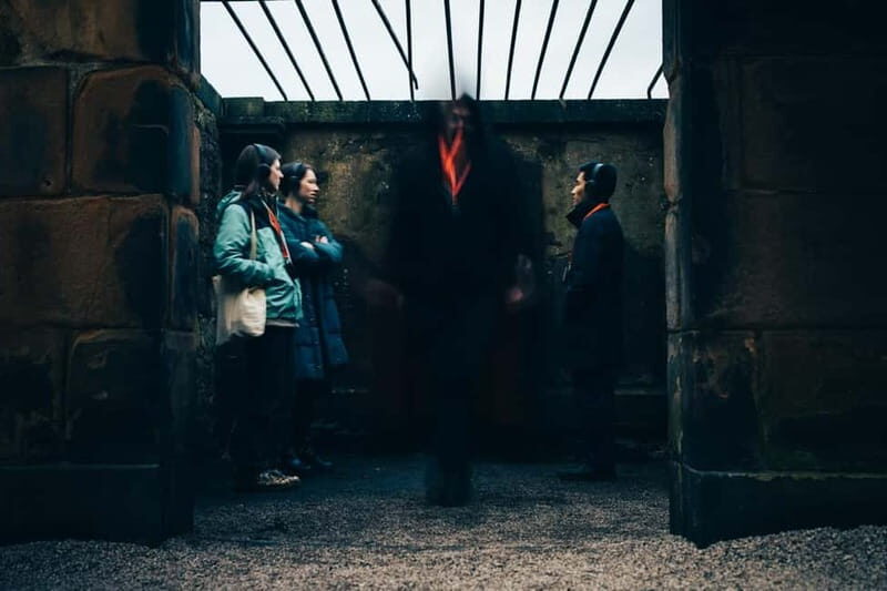 Edinburgh: Underground Vaults and Graveyard Evening Tour - Old Town closes and the Royal Mile: the walk gets under your skin