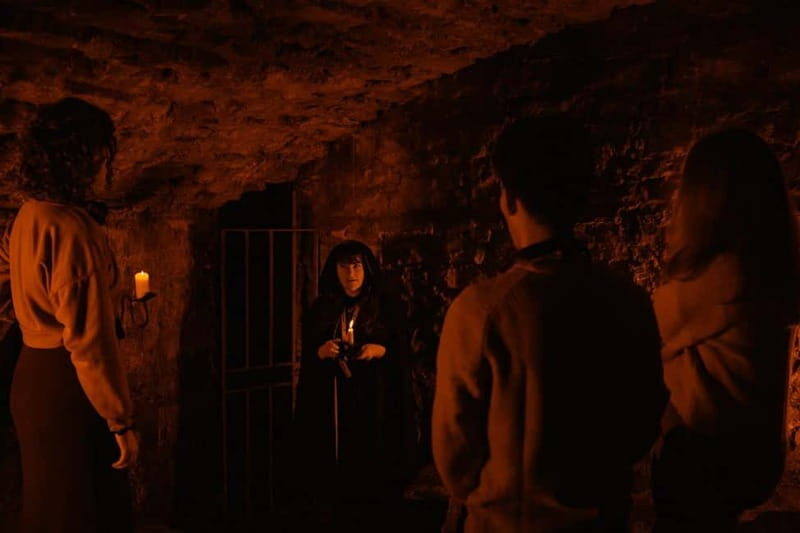 Edinburgh: Underground Vaults and Graveyard Evening Tour - How the master storytellers keep you hooked (and keep the mood right)