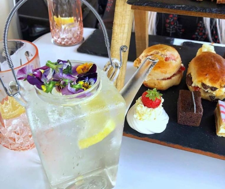 Edinburgh: Vintage Bus Tour with Afternoon Tea or Gin - The gin upgrade: teapot cocktails with Edinburgh Gin Company