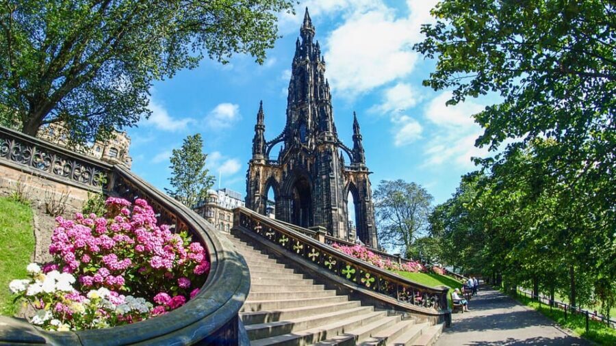Edinburgh Walking Tour with a Local - Entering Edinburgh: Old Town Closes and New Town Streets on Foot