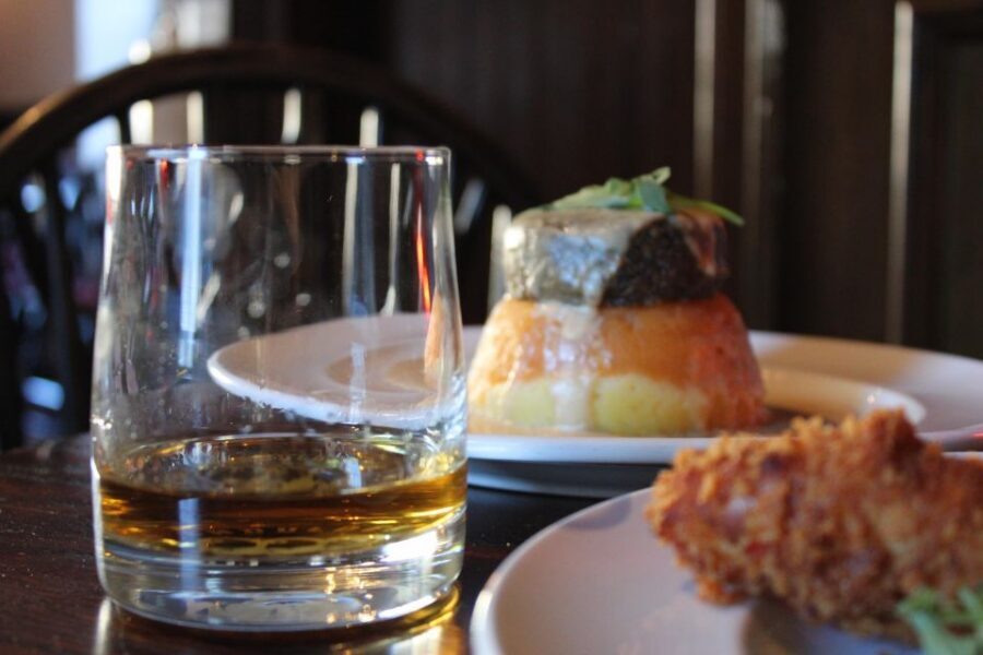 Edinburgh: Whisky Tasting in one of the oldest pubs - The Tolbooth Tavern flight: three drams, three moods