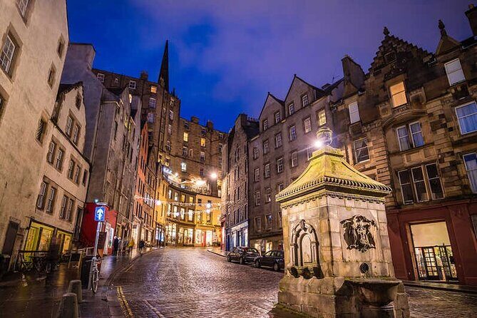 Edinburgh's Amazing Harry Potter Walking Tour - Kids Free! - Walking the Royal Mile: the story begins in the center