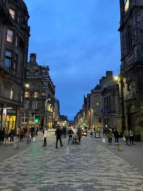 Edinburgh's Dark and Hidden History Walking Tour ☠️ - Royal Mile to The Witchery: big landmarks in a darker light