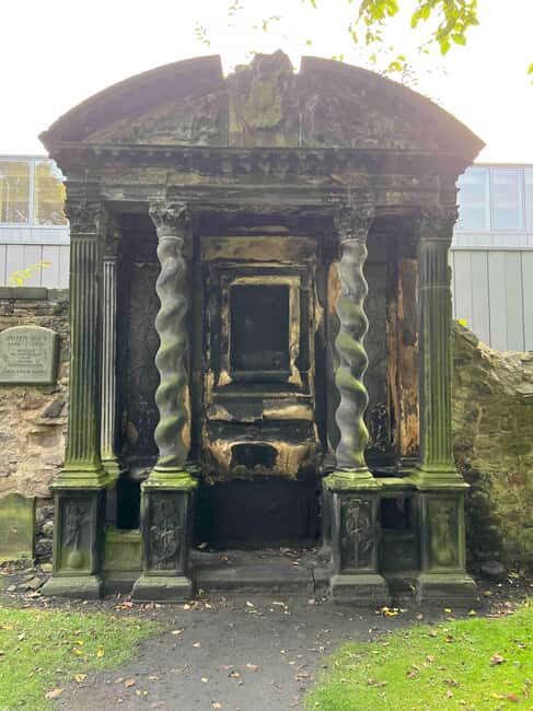 Edinburgh's Dark and Hidden History Walking Tour ☠️ - Closes and vaults: the narrow lanes that make the stories stick