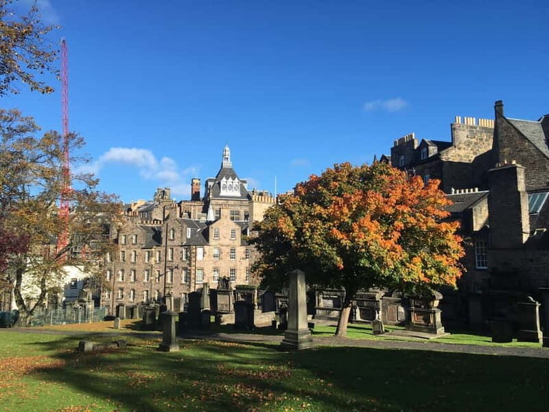 Edinburgh's must-see attractions: walking tour in French - Calton Hill First: Your Fast Orientation Over Edinburgh