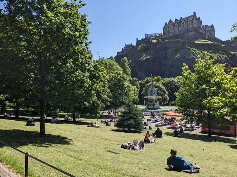 Edinburgh's must-see attractions: walking tour in French - Mercat Cross and Parliament Square Energy: Where Civic Authority Shows Up
