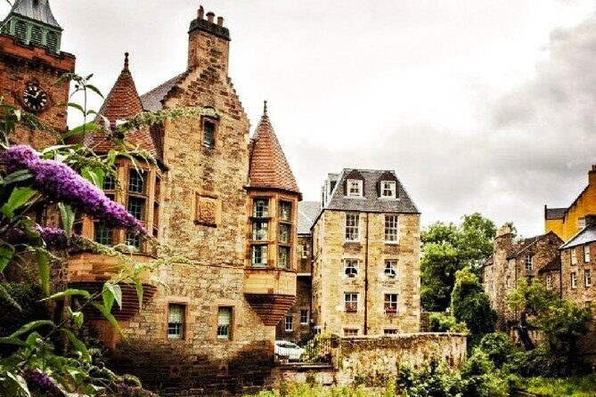 Enchanting Edinburgh: Half-Day Walking Tour with Local Guide - St Andrew Square: Georgian architecture with a calm pause