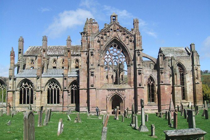 From Edinburgh: 1-day Outlander Tour - attractions included - Linlithgow Palace as Wentworth Prison: the lunch-and-ruins reset