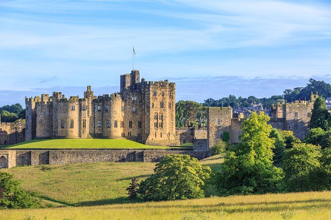 From Edinburgh: 1-day Outlander Tour - attractions included - Melrose Abbey: Robert the Bruce’s heart and a ruin you can feel