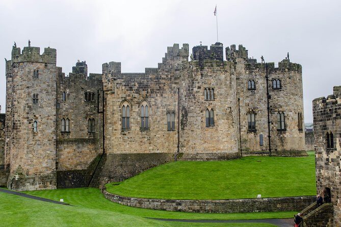From Edinburgh: 1-day Outlander Tour - attractions included - Getting off to a smooth start in Edinburgh