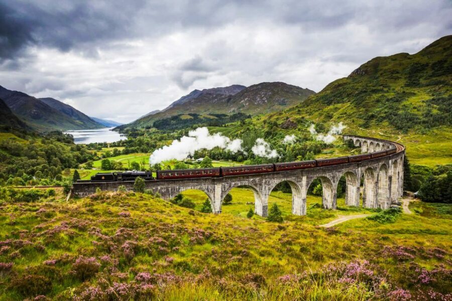 From Edinburgh: 3-Day Isle of Skye and The Highlands Tour - Eilean Donan Castle: quick photo time with on-screen fame