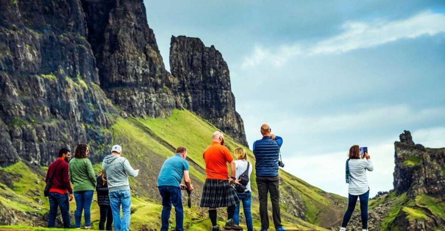 From Edinburgh: 3-Day Isle of Skye and The Highlands Tour - The early start: meeting at Burns Monument and getting moving