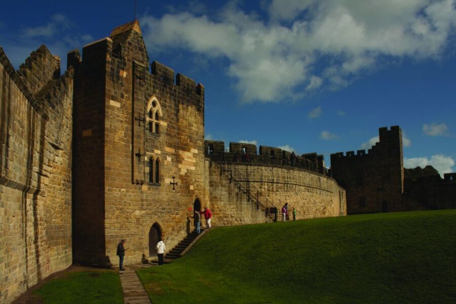 From Edinburgh: 5 Day Best of Northern England Tour - Five Days, One Mini-Coach: How This Northern England Route Works