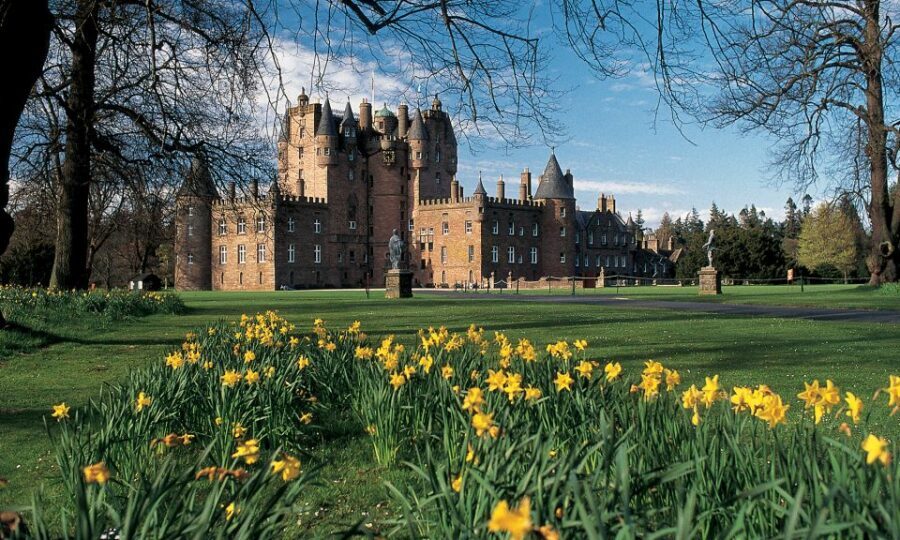 From Edinburgh: Glamis and Dunnottar Castles Tour in Spanish - Glamis Castle: Macbeth, Family Legacy, and the Haunted Rooms Feeling