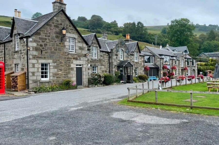 From Edinburgh: Loch Ness and Highlands Tour in Spanish - The Commando Memorial and Ben Nevis: stories and a mountain tease