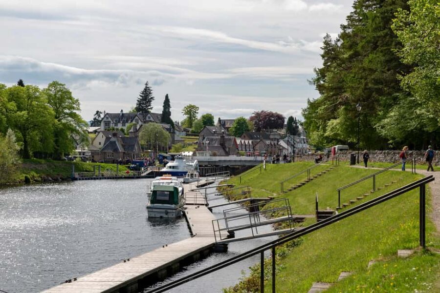 From Edinburgh: Loch Ness and Highlands Tour in Spanish - Pitlochry at the end: the pub drink that makes the long day feel lighter