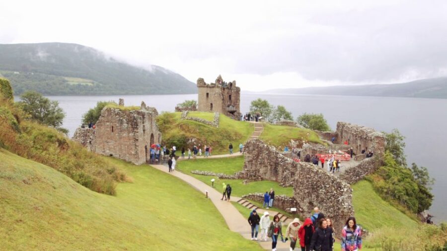 From Edinburgh: Loch Ness & Inverness Tour in Spanish - Loch Ness and Urquhart Castle: The Main Visual Payoff