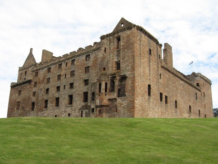 From Edinburgh: Outlander Adventure Day Tour with Entry - Midhope Castle (Lallybroch): the steps shot and the courtyard wait