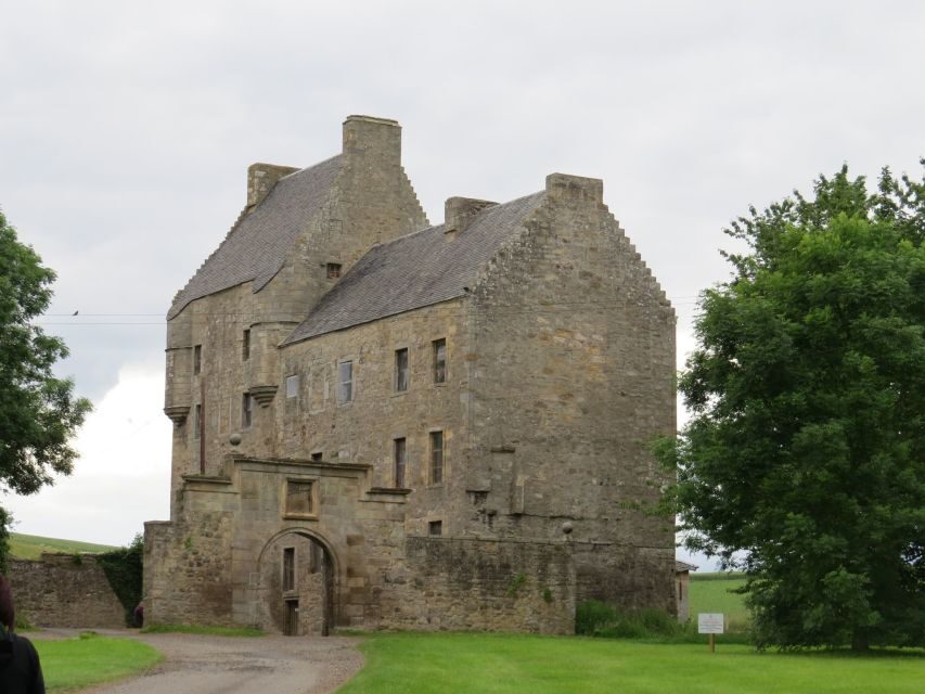 From Edinburgh: Outlander Adventure Day Tour with Entry - Blackness Castle: the ship-that-never-sailed and Jack Randall’s HQ vibe