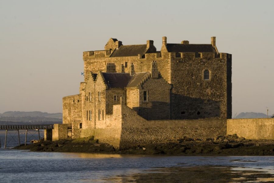 From Edinburgh: Outlander Full-Day Tour in Spanish - Culross: cozy streets, yellow palace energy, and Leoch Castle vibes