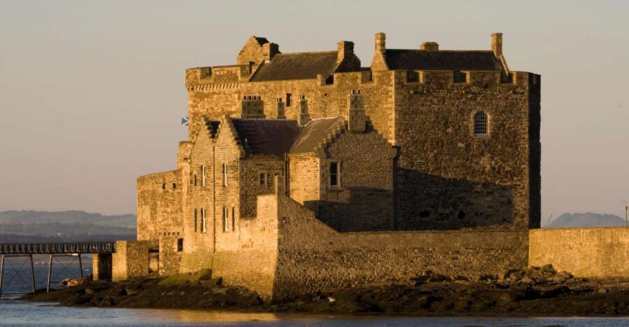 From Edinburgh: Outlander Full-Day Tour in Spanish - Doune Castle: where Leoch Castle is actually stone