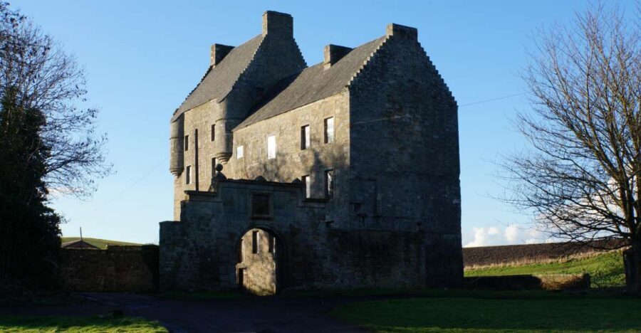 From Edinburgh: Outlander, Palaces, and Jacobites Day Trip - Doune Castle and Stirling Castle views: where cinematic power overlaps real power