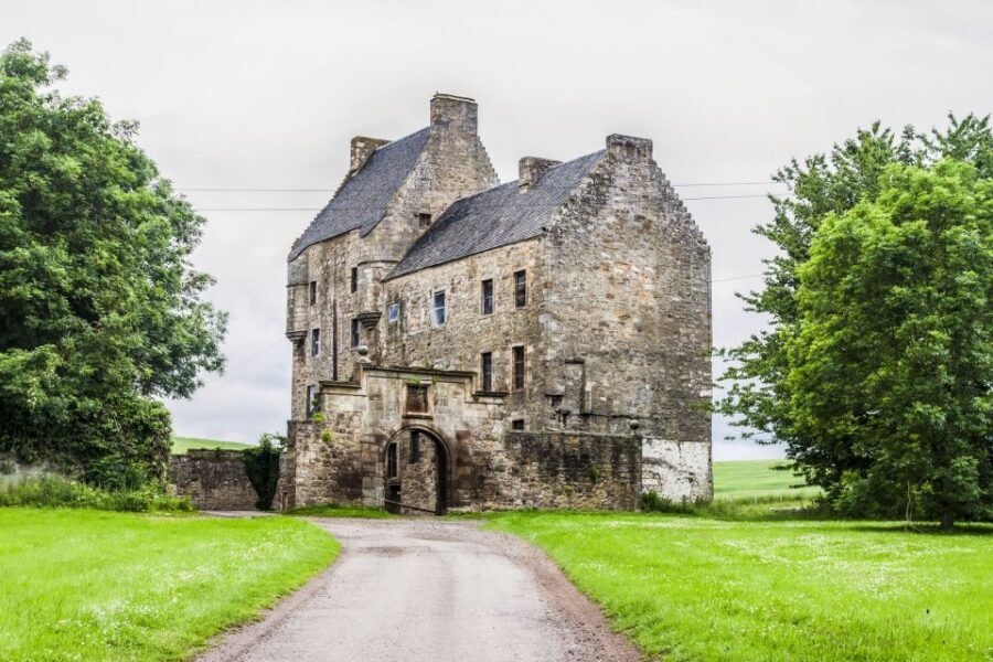 From Edinburgh: The Outlander Experience Guided Tour - From Edinburgh at 8:20 a.m.: the rhythm of an 8-hour coach day