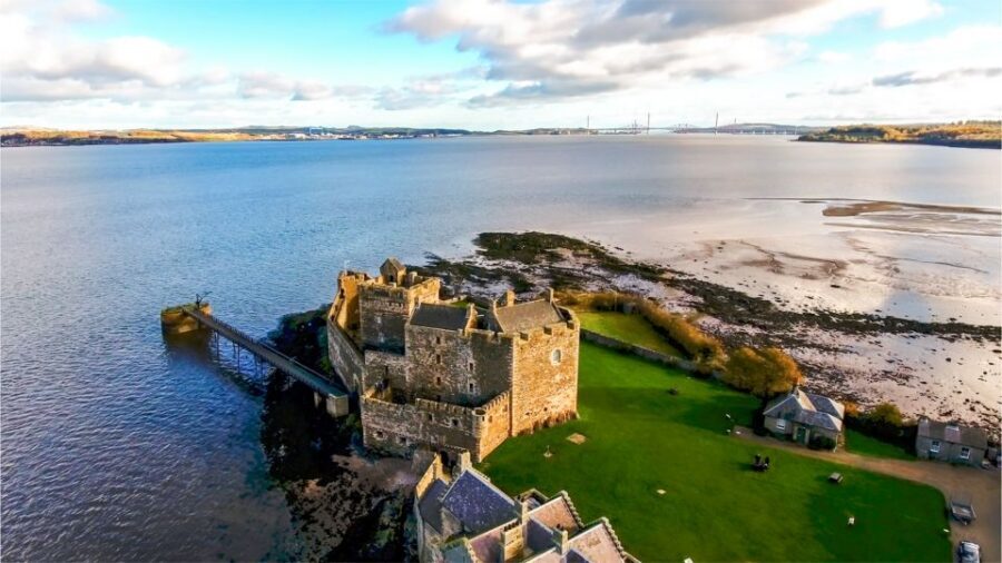 From Edinburgh: The Outlander Experience Guided Tour - Midhope Castle for Lallybroch: seasonal grounds access and photo strategy