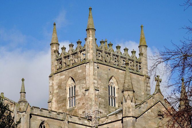 Full Day Tour to St Andrews, Dunfermline & the Fife Coast - Getting picked up at 9:00am and staying comfortable all day