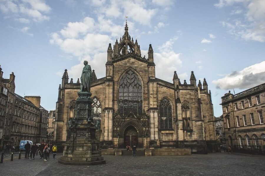 Ghost Tour in Edinburgh - Meeting at the Scotch Whisky Experience and Getting Your Bearings