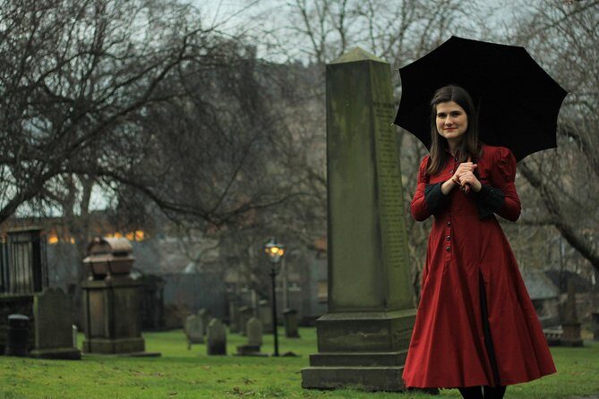 Ghost Tour in Spanish - Old Town streets and the road guide experience