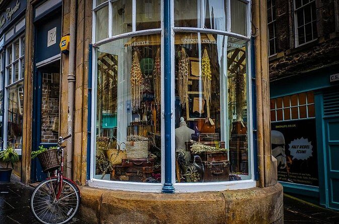 Guided 60-Minute Photography and sightseeing Tour in Edinburgh - Stop 4: Bakehouse Close and a simple hashtag strategy