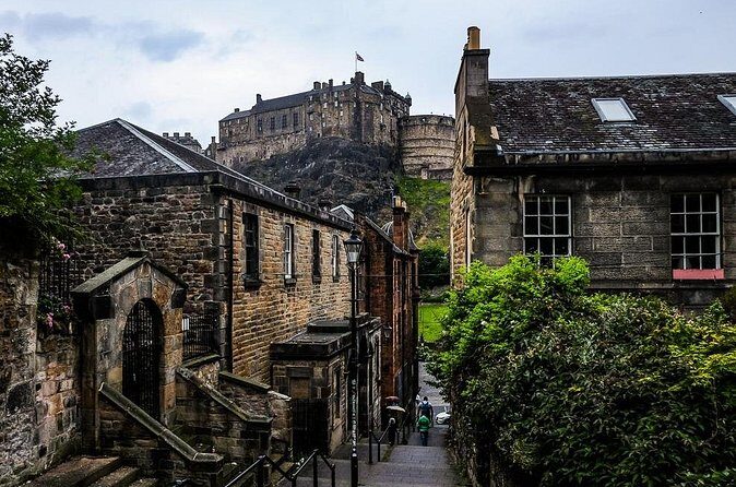 Guided 60-Minute Photography and sightseeing Tour in Edinburgh - Avoiding crowds: side streets and closes that make the city feel real