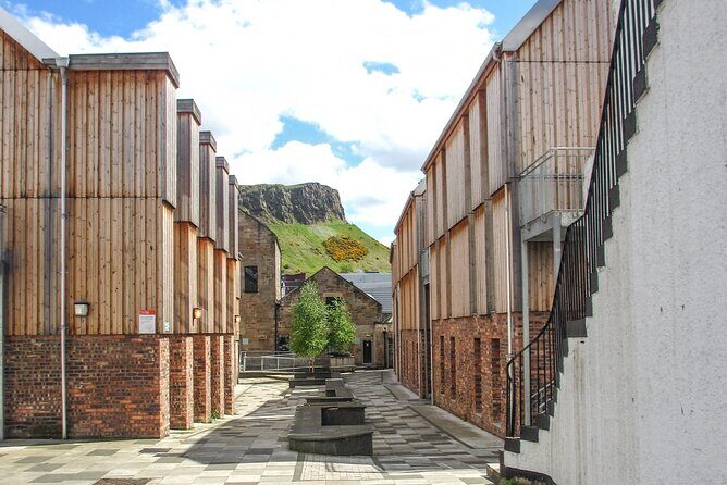 Highlights from Edinburgh’s Old Town: A Self-Guided Audio Tour - Royal Scottish Academy to Princes Street Gardens: start strong