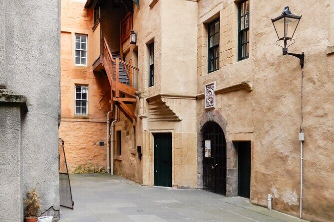 Highlights from Edinburgh’s Old Town: A Self-Guided Audio Tour - Royal Mile and the National Museum exterior: seeing the in-between