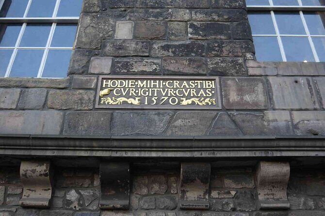 Highlights from the Royal Mile: A Self-Guided Audio Tour - Starting at the Witches Well: Castlehill’s cold open
