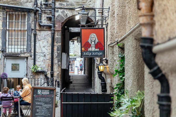 Highlights & Hidden Gems With Locals: Best of Edinburgh Private Tour - Edinburgh Castle from the outside: Castle Rock, explained