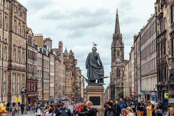 Highlights & Hidden Gems With Locals: Best of Edinburgh Private Tour - Where the tour starts on High Street (and why that’s smart)