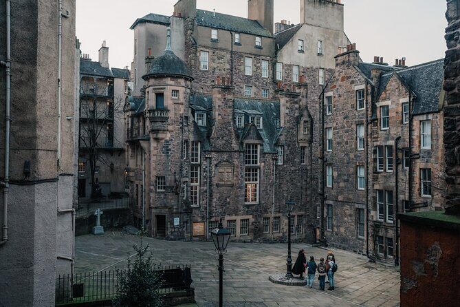 Immersive Old Town Ghost Walking Tour in Edinburgh - Meet your cloaked Storyteller: guides who keep it fun