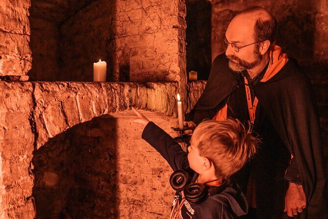 Kids Multi-Sensory Underground Vaults Tour in Edinburgh - Stop 1 at Mercat Cross: gardyloo, witches, and a graveyard clue