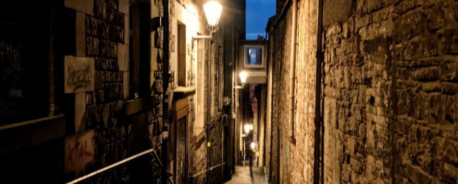 Magic and Legends in Edinburgh: Small Group Walking Tour in French - City Chambers and the museum stop: where the day gets easier