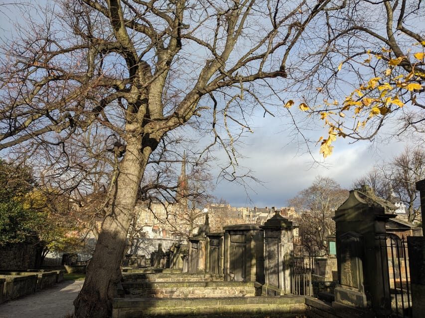 Magic and Legends in Edinburgh: Small Group Walking Tour in French - Scott Monument and the Royal Mile: the literary city earns its stripes