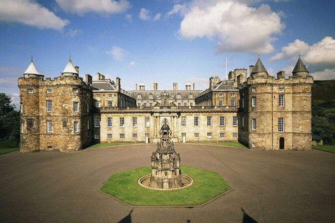 Palace of Holyroodhouse Admission Ticket - Entering Holyroodhouse from the Royal Mile (and why the setting matters)