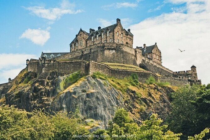 Private 4h Walking Tour in Edinburgh with Edinburgh Castle Tour - Palace of Holyroodhouse and Parliament Politics, Without the Lecture Vibe